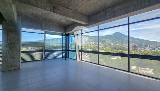 Amplio local en alquiler en Torre Humana