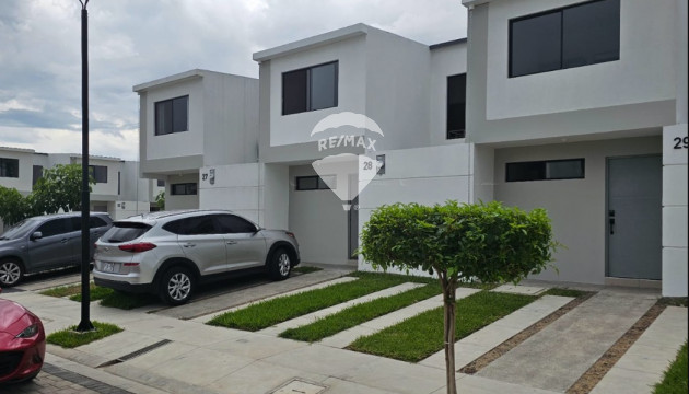 Residencia a estrenar en alquiler ubicada en condominio los senderos de opico II