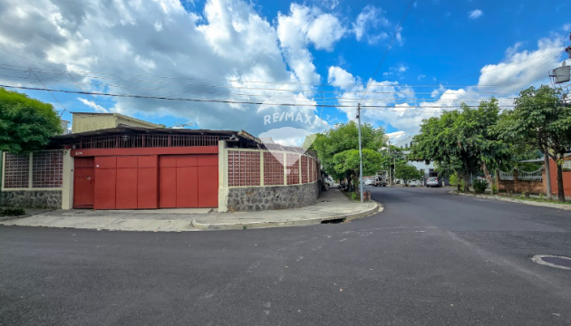 CASA DE 1 NIVEL Y  DE ESQUINA CON ALTO POTENCIAL COMERCIAL O PARA RESIDIR EN COLONIA UNIVERSITARIA