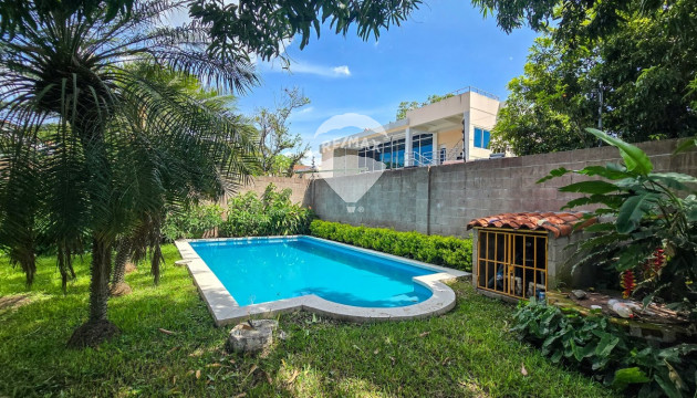 AMPLIA CASA EN ALQUILER CON PISCINA Y EXTENSO JARDÍN