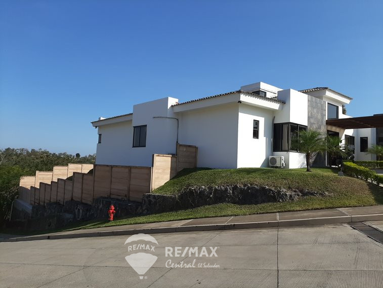 HOUSE FOR SALE IN RESIDENTIAL LAS LUCES — Properties — RE/MAX Central