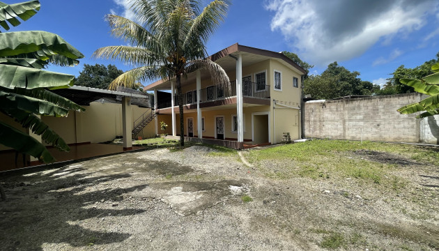 Casa orilla de calle principal en Santo Tomas