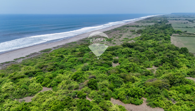 EN VENTA 9 MZ frente a playa en Isla de Méndez