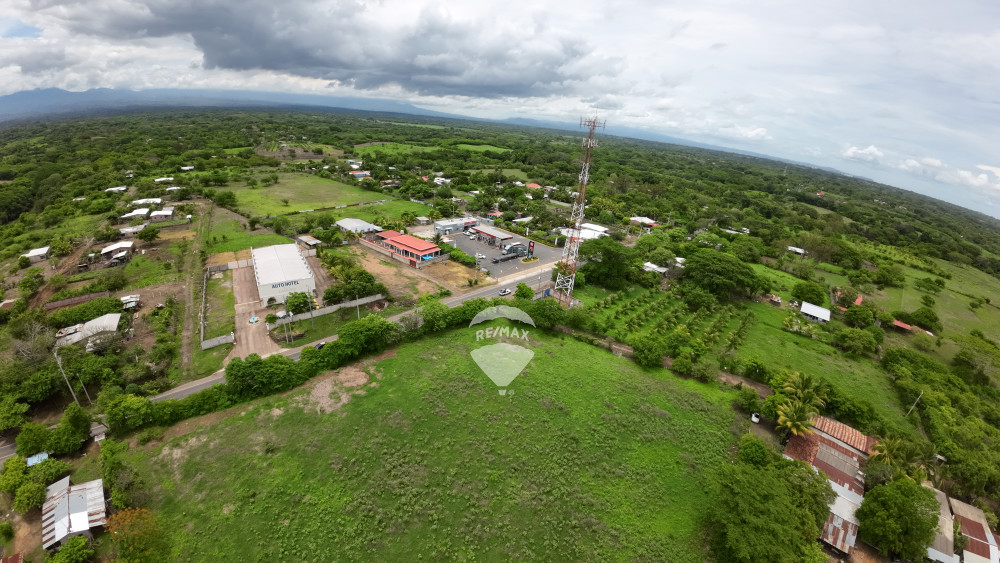 Large plot of roadside land in front of Texaco Metalio