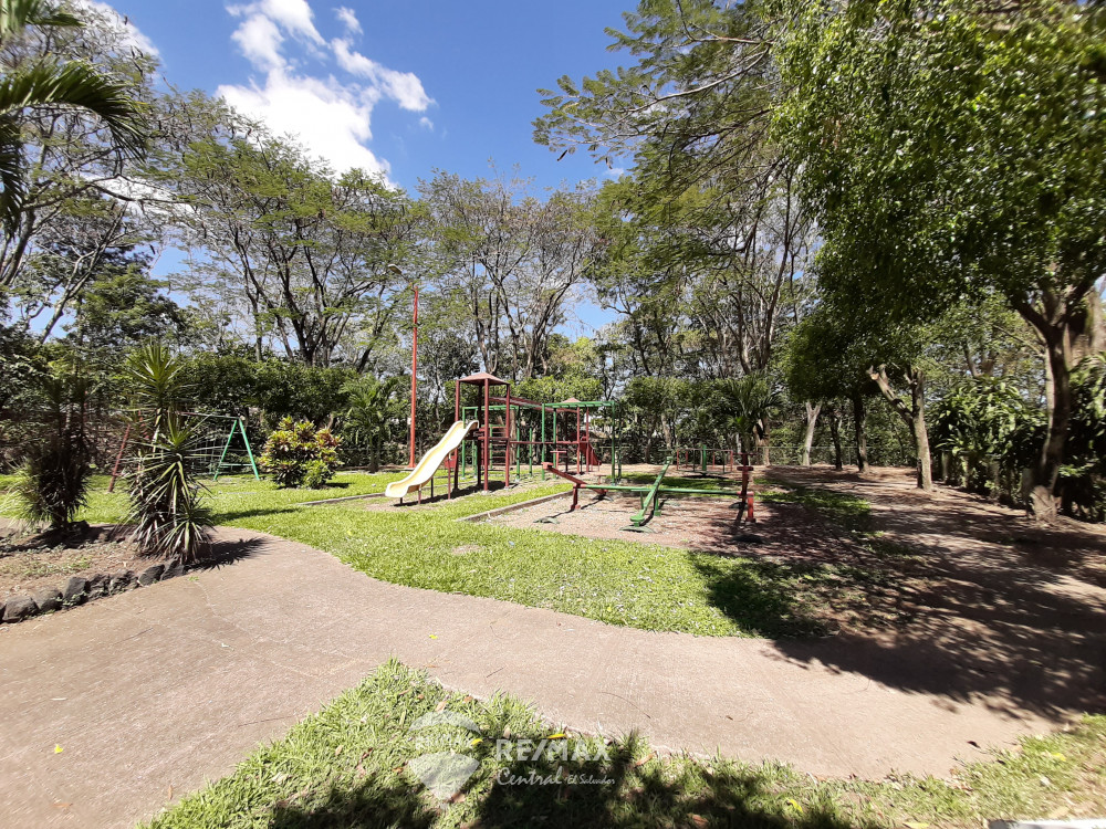 CASA EN VENTA BOSQUES DE LOURDES🐠 — Propiedades — RE/MAX Central El
