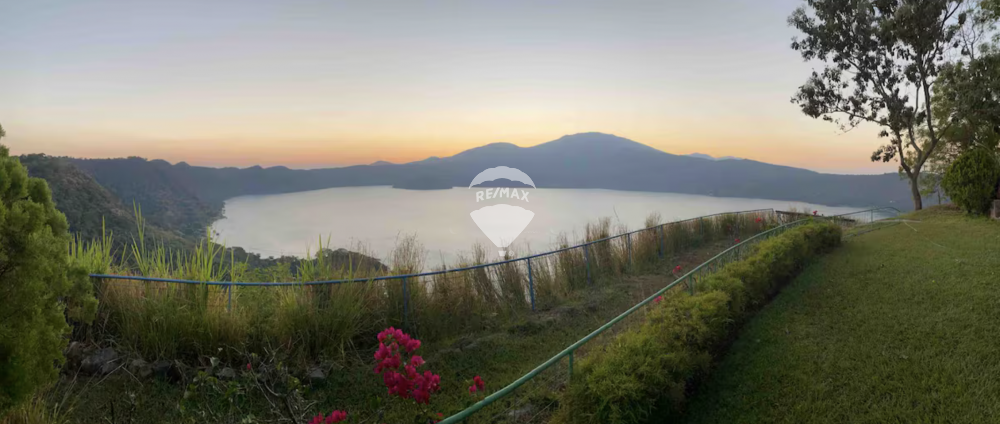 For sale Recreational estate - Spectacular retreat overlooking Lake Coatepeque