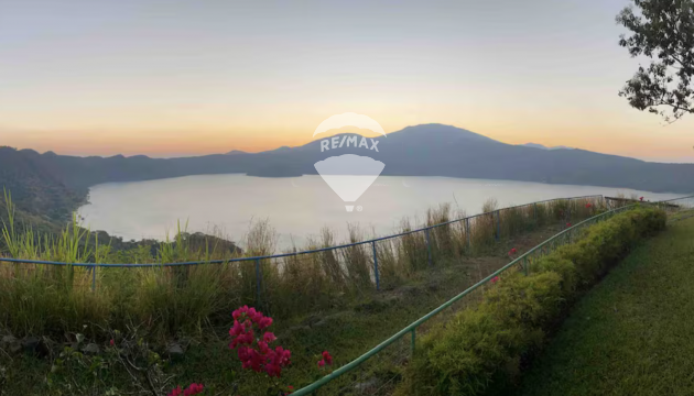 For sale Recreational estate - Spectacular retreat overlooking Lake Coatepeque